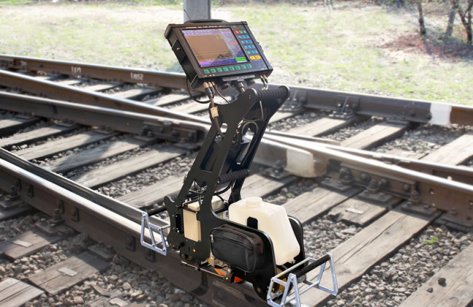 Advanced real-time rail monitoring system based on a directional eddy current probe