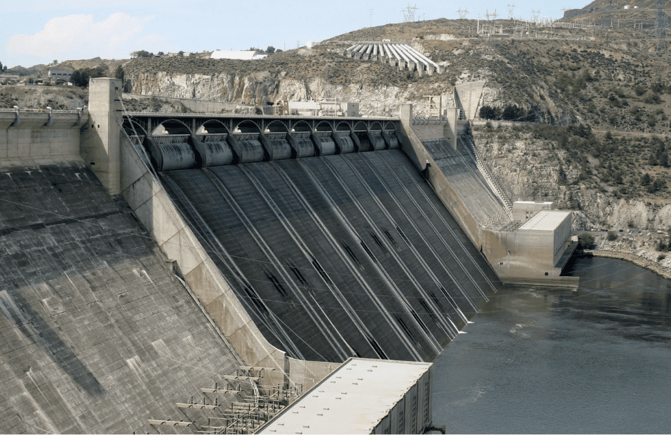 Structural health assessment of existing dams based on non-destructive testing, physics-based models and machine learning tools