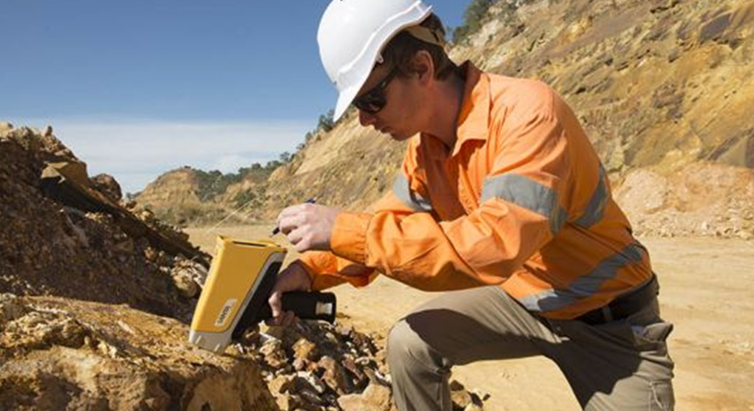 Innovative Applications of portable X-ray diffraction (pXRD) and X-ray fluorescence (pXRF) for base metals and gold exploration